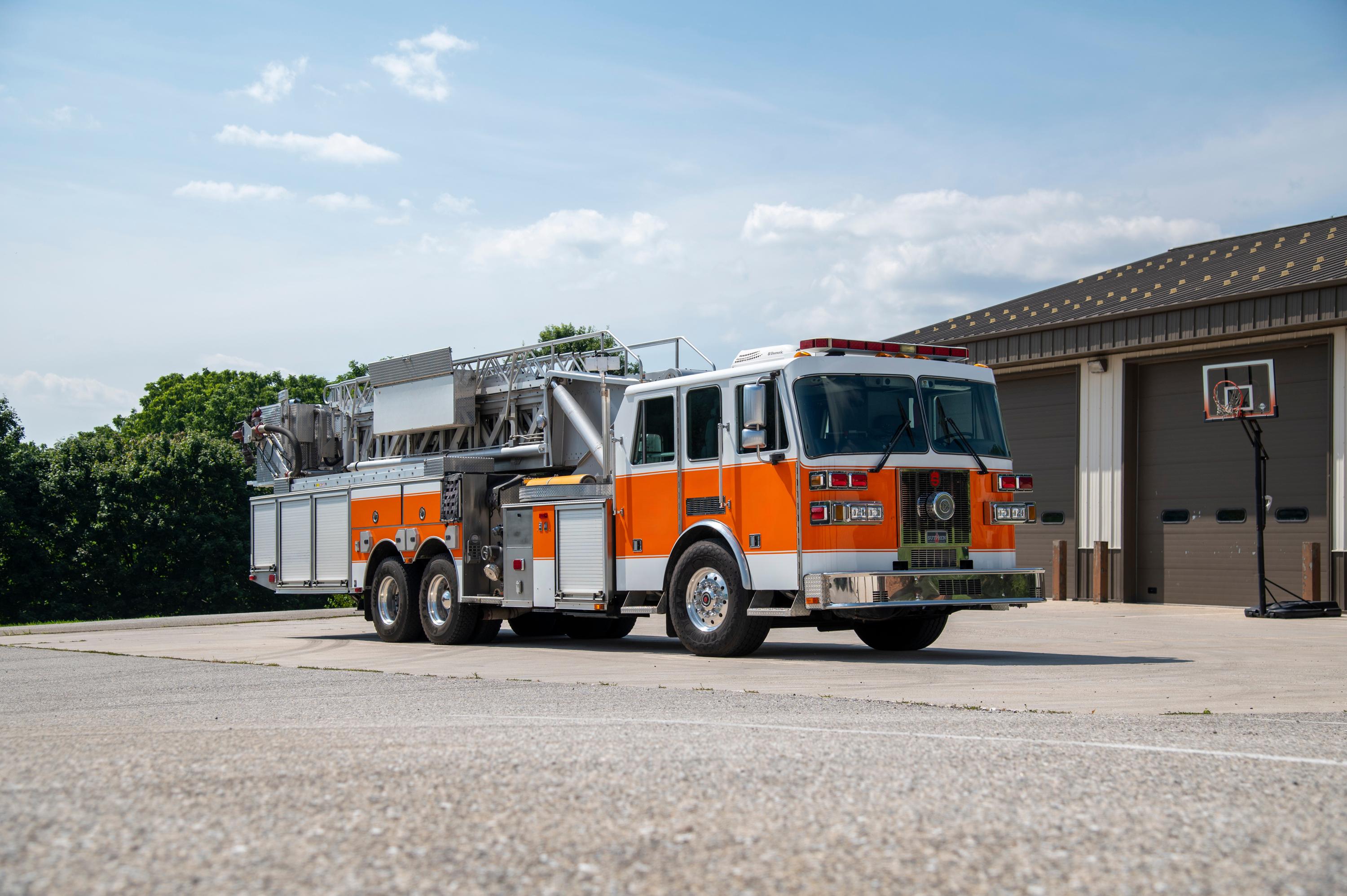 2005 Sutphen 100’ Mid-Mount Tower/Quint - image 29