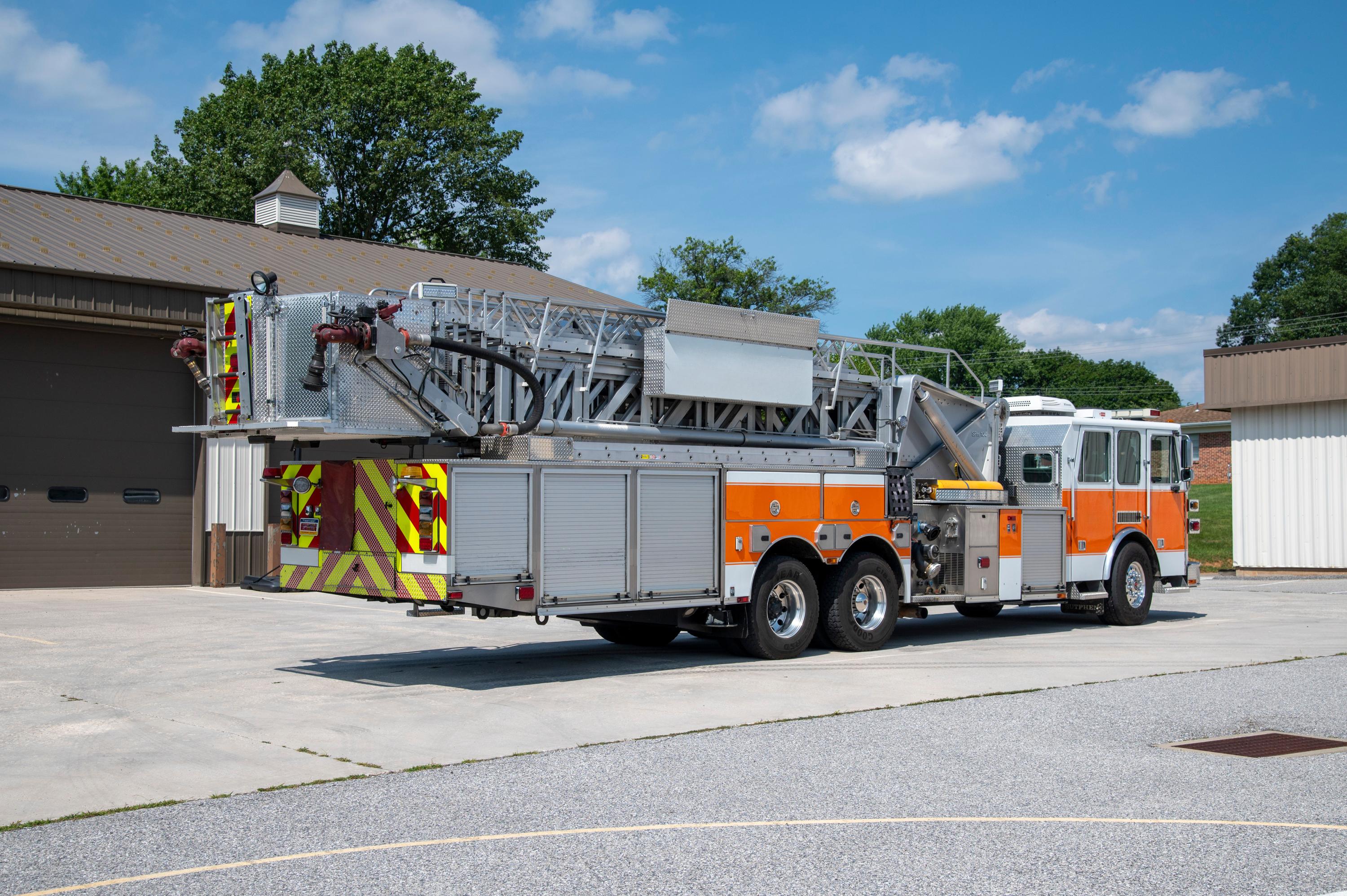 2005 Sutphen 100’ Mid-Mount Tower/Quint - image 28