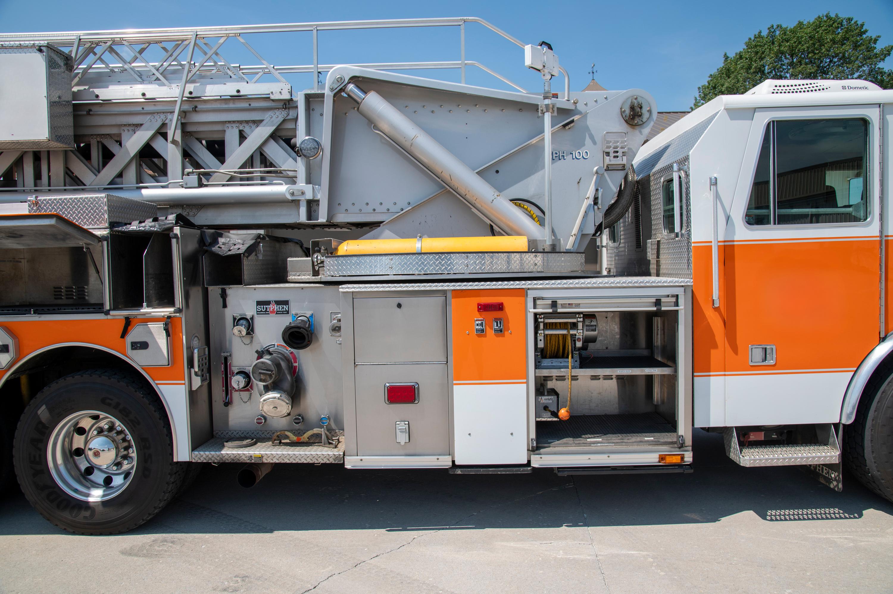 2005 Sutphen 100’ Mid-Mount Tower/Quint - image 14