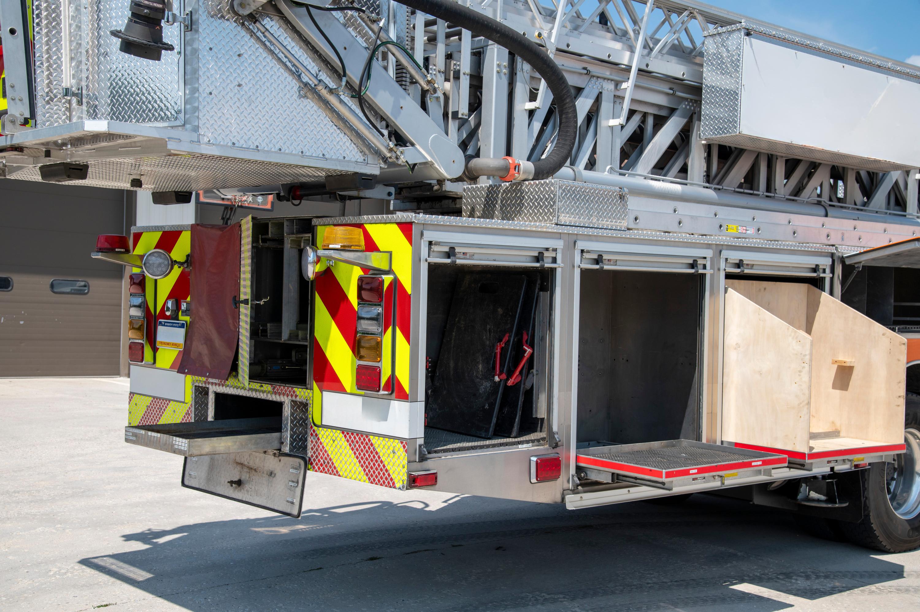 2005 Sutphen 100’ Mid-Mount Tower/Quint - image 19