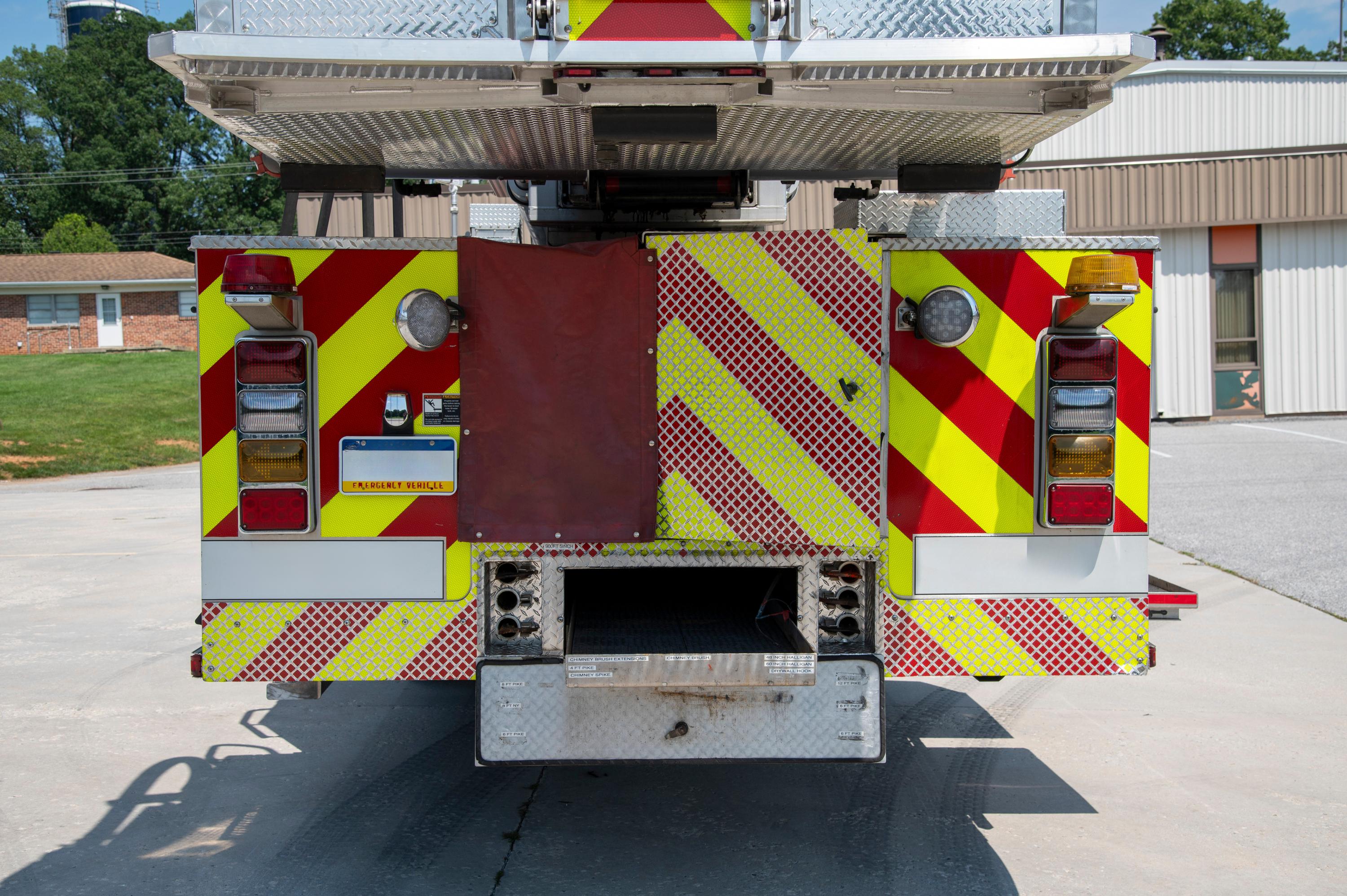 2005 Sutphen 100’ Mid-Mount Tower/Quint - image 24