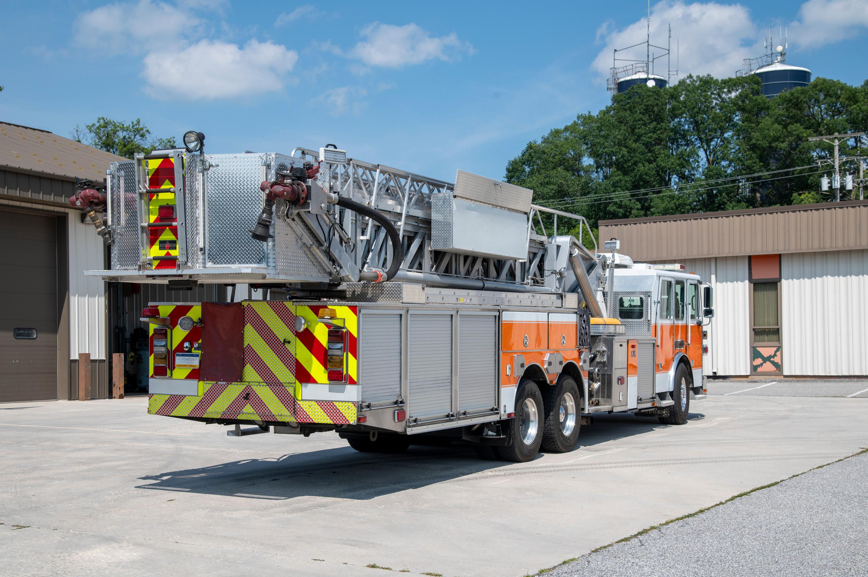 2005 Sutphen 100’ Mid-Mount Tower/Quint - image 25