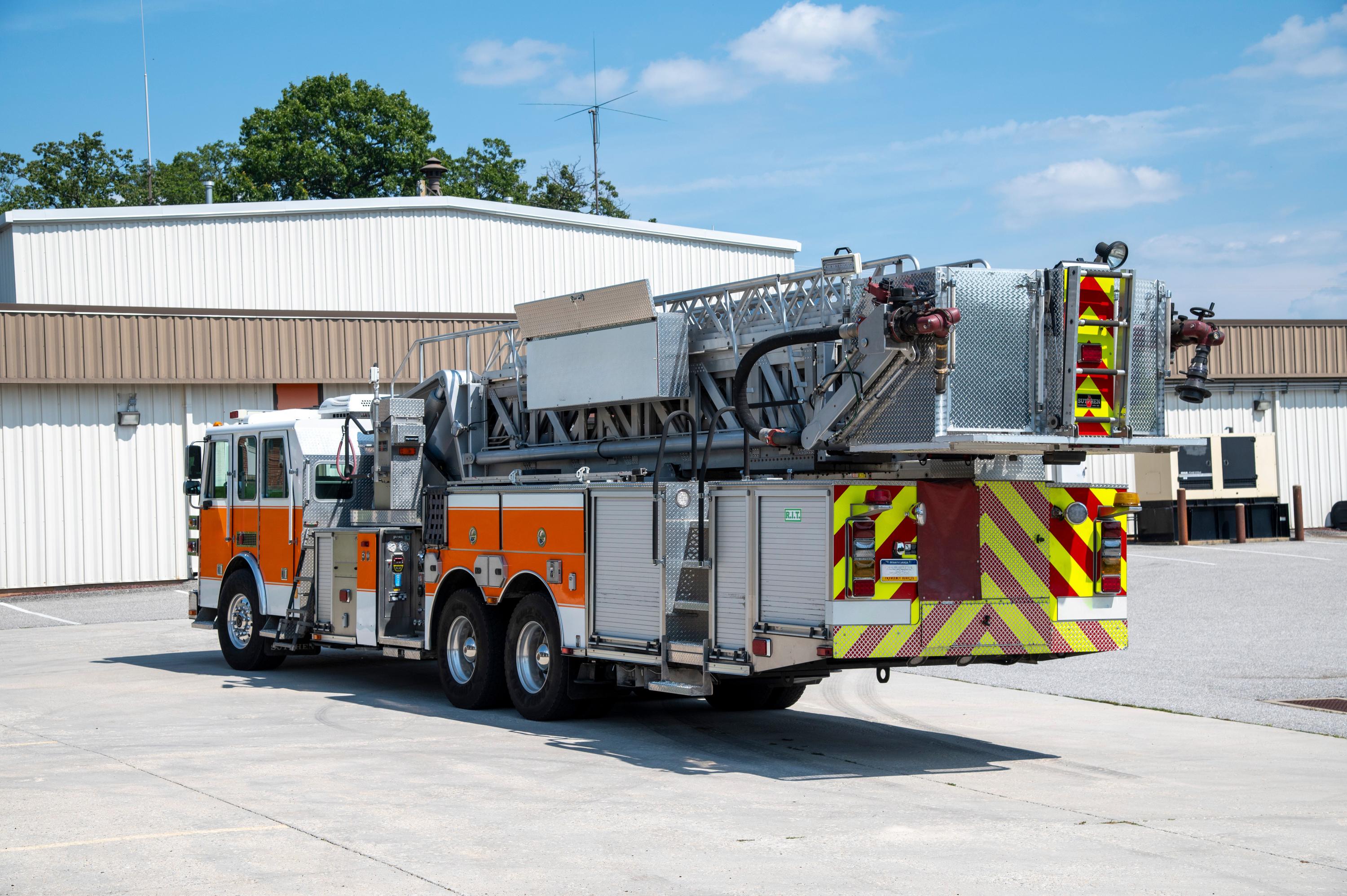 2005 Sutphen 100’ Mid-Mount Tower/Quint - image 27