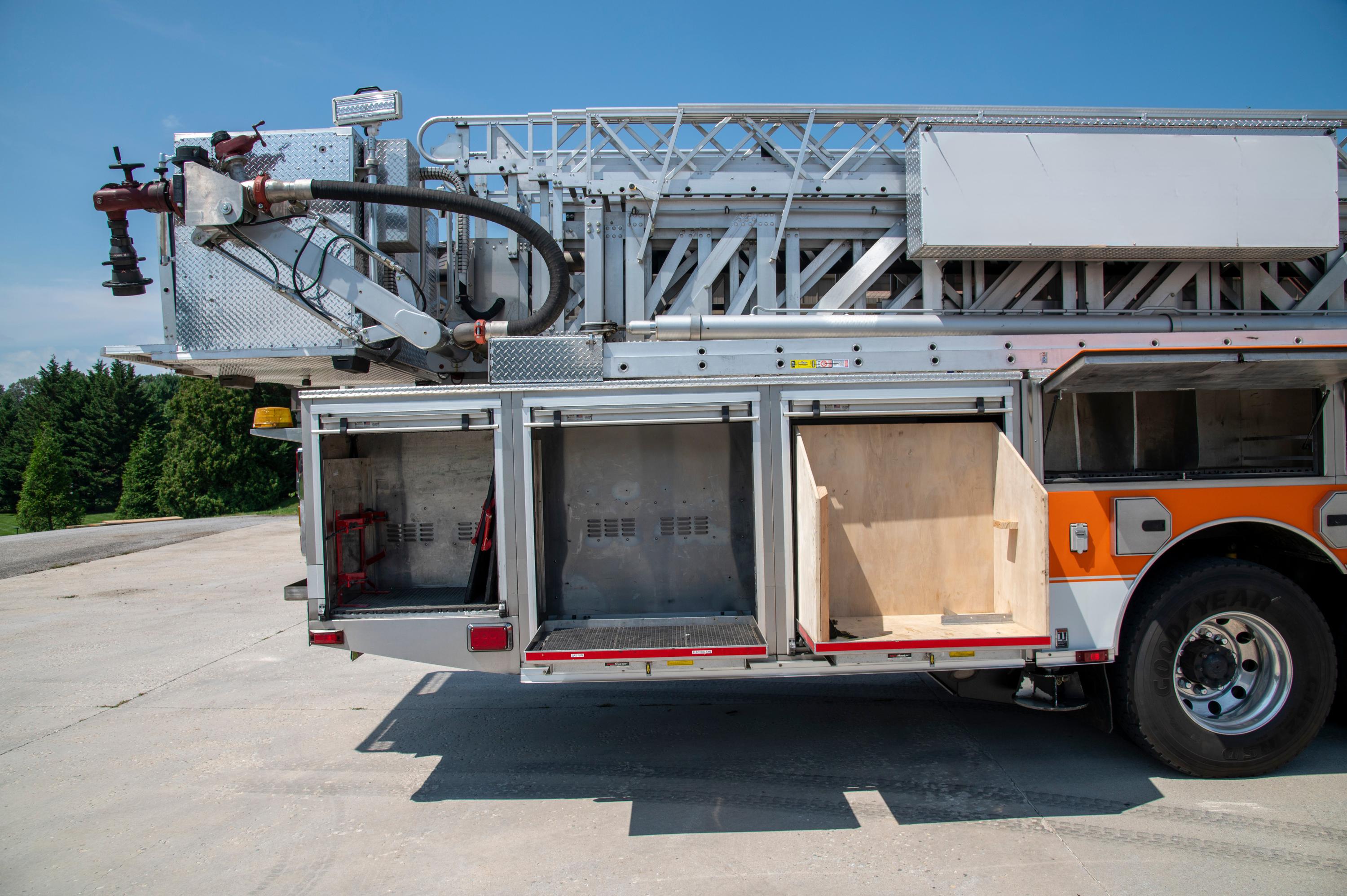 2005 Sutphen 100’ Mid-Mount Tower/Quint - image 15
