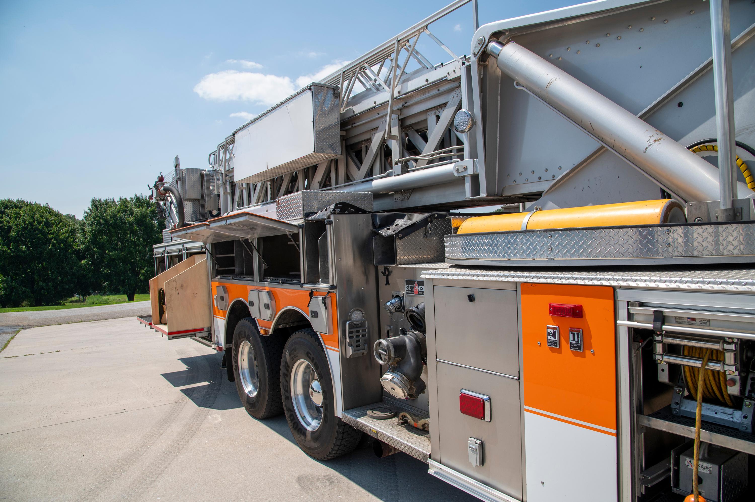 2005 Sutphen 100’ Mid-Mount Tower/Quint - image 21