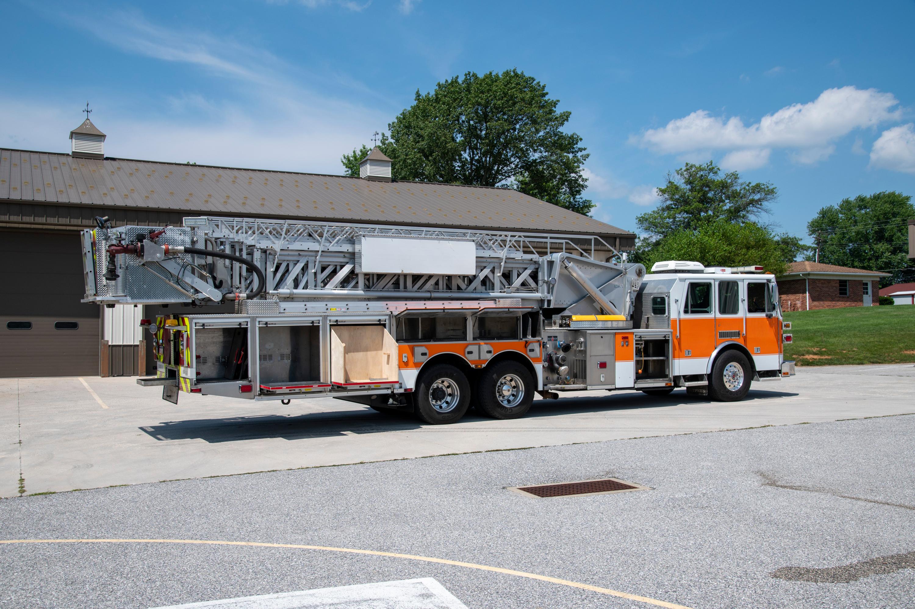 2005 Sutphen 100’ Mid-Mount Tower/Quint - image 7