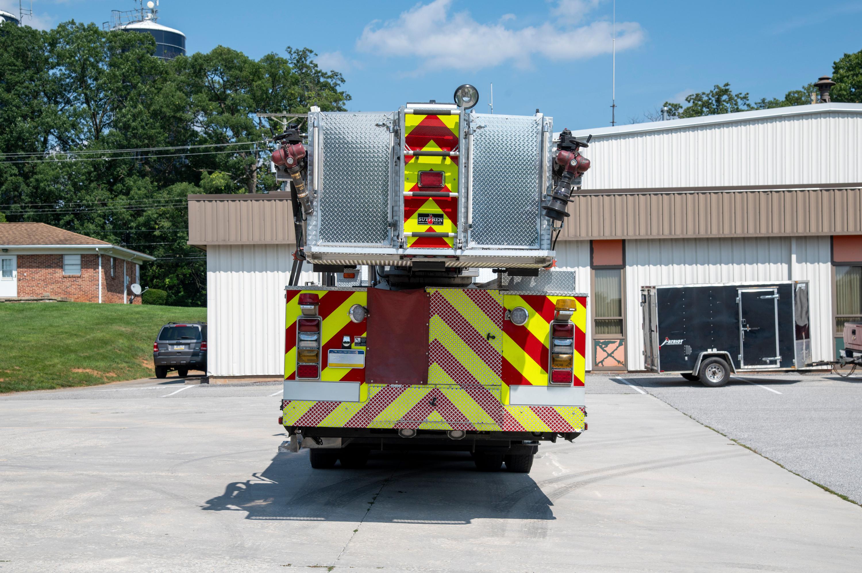 2005 Sutphen 100’ Mid-Mount Tower/Quint - image 26