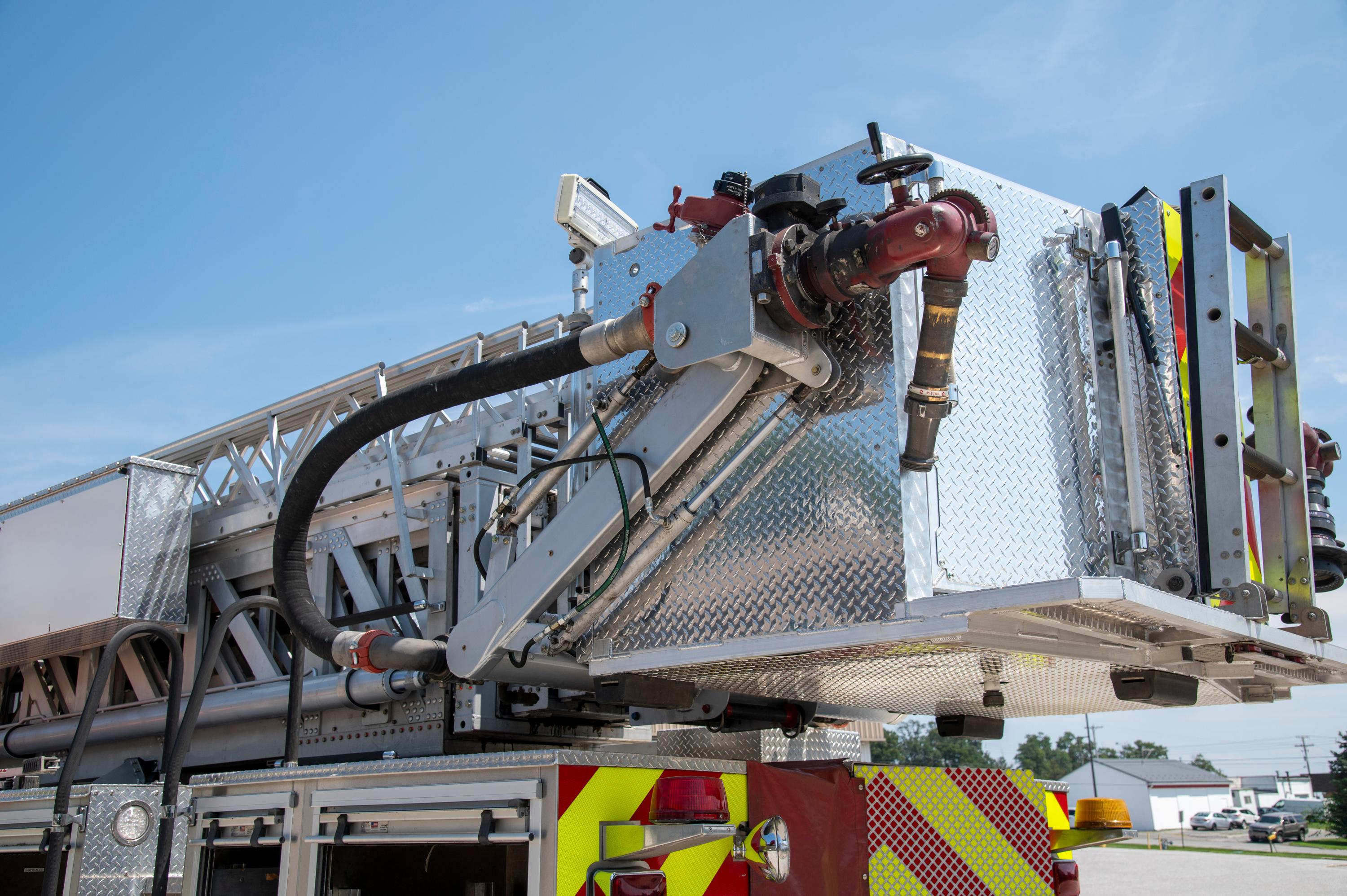2005 Sutphen 100’ Mid-Mount Tower/Quint - image 23