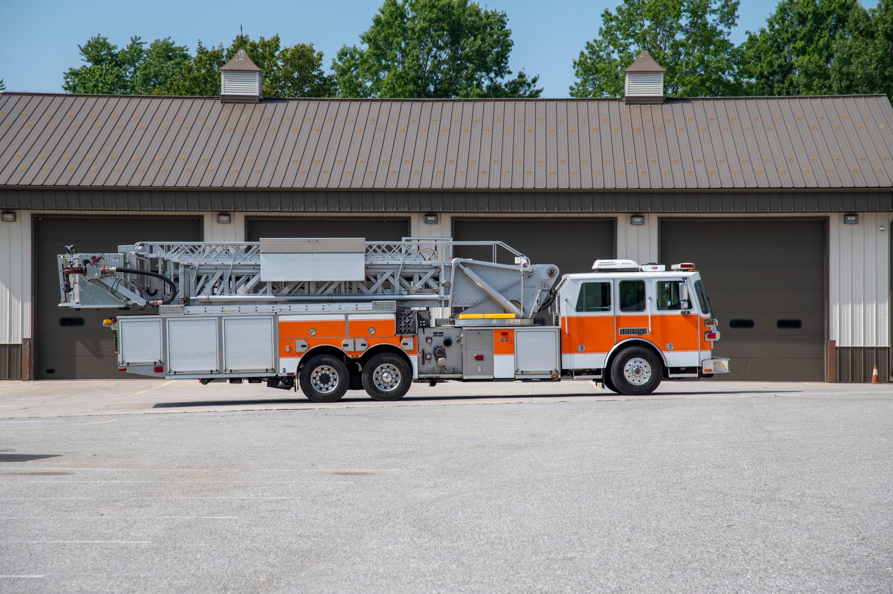 2005 Sutphen 100’ Mid-Mount Tower/Quint - image 34