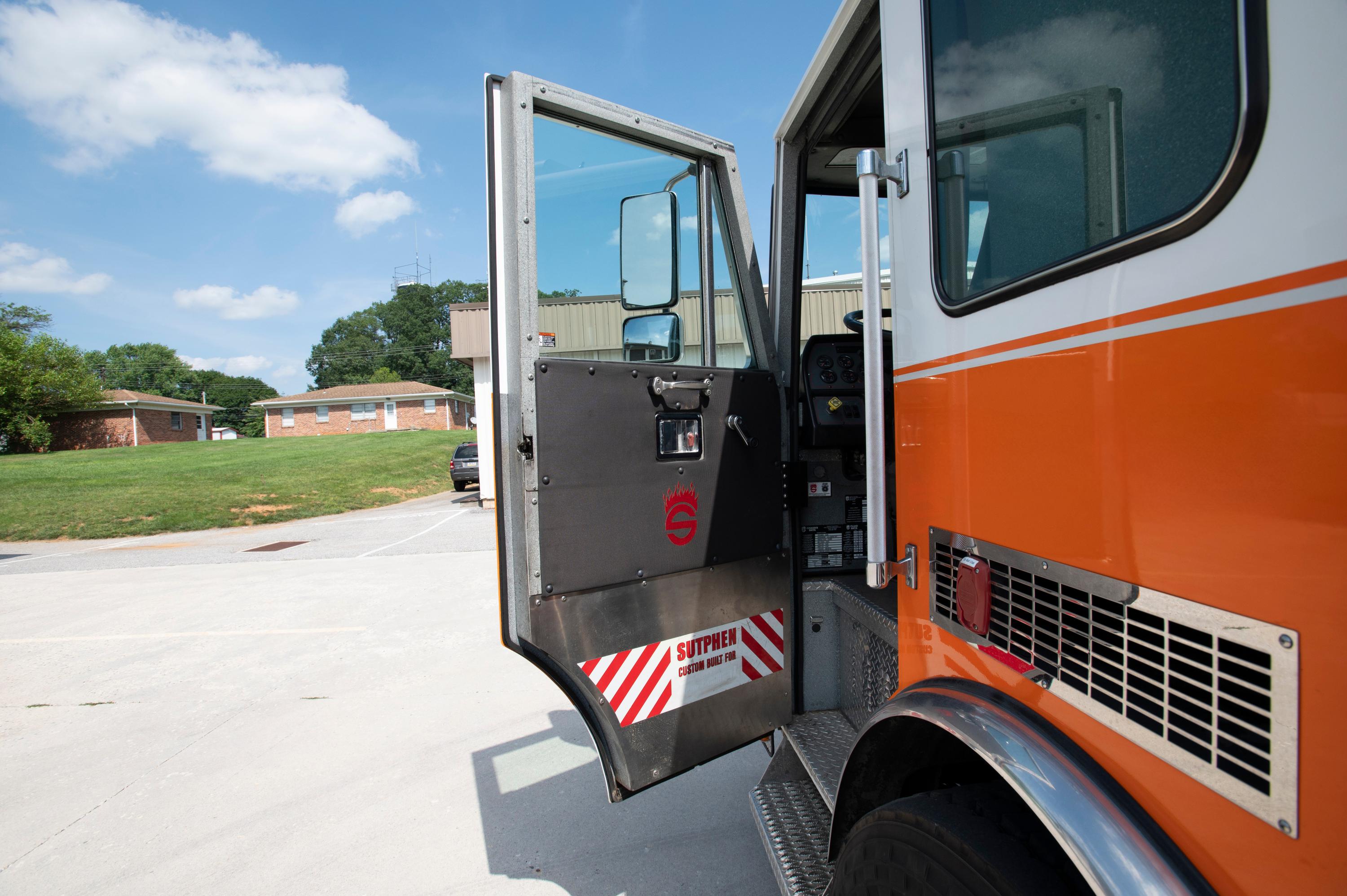 2005 Sutphen 100’ Mid-Mount Tower/Quint - image 32