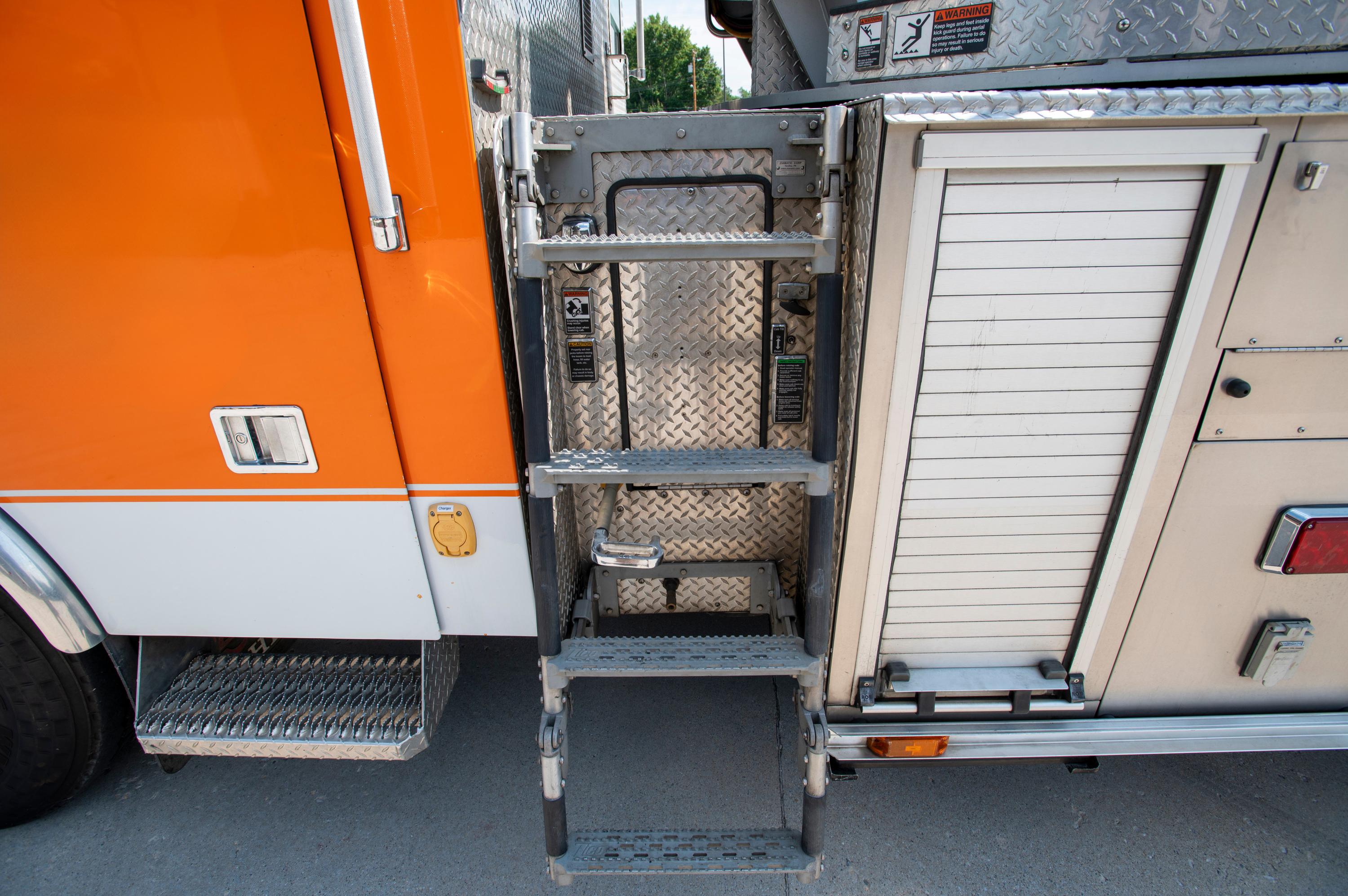 2005 Sutphen 100’ Mid-Mount Tower/Quint - image 30