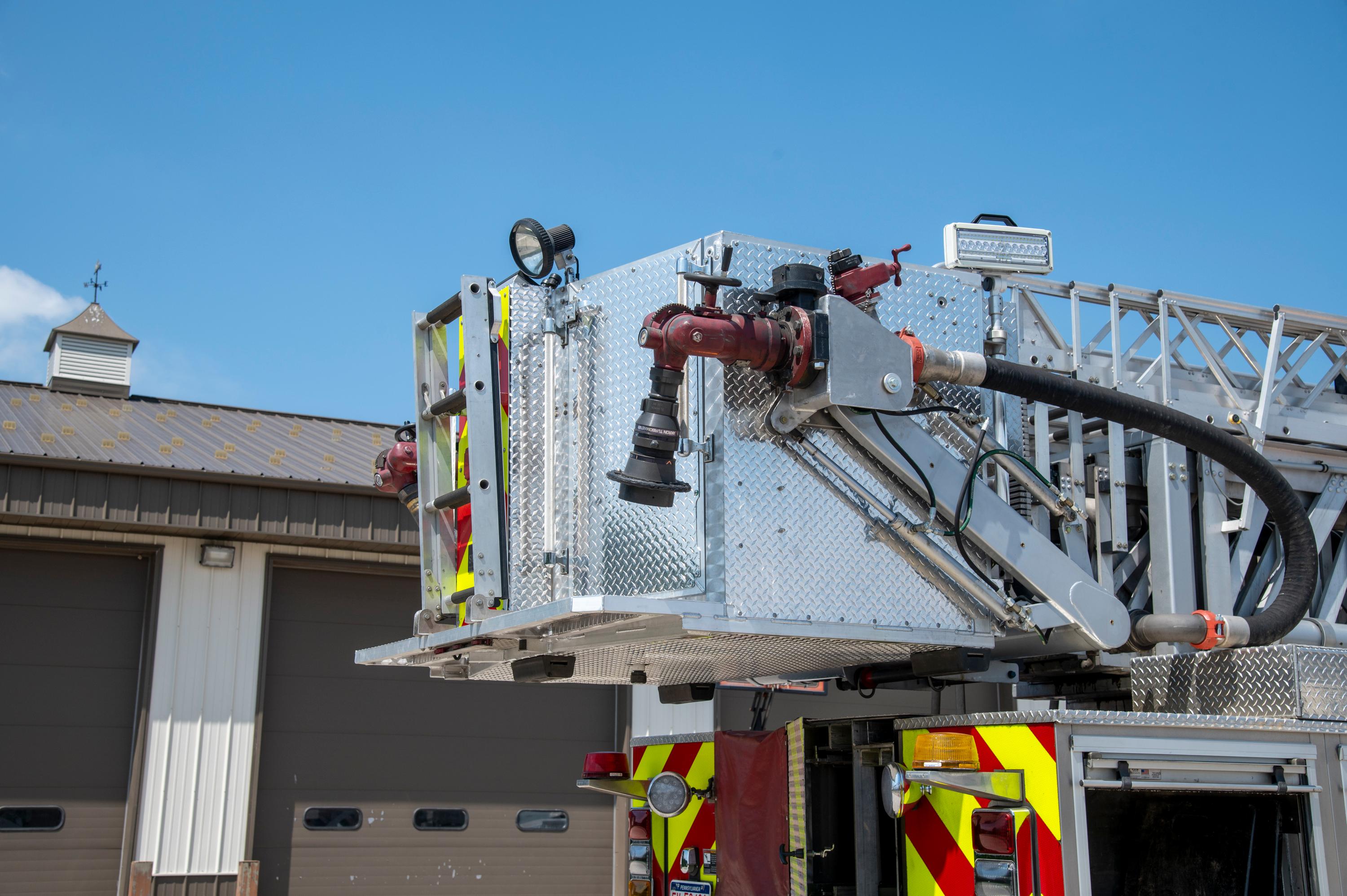 2005 Sutphen 100’ Mid-Mount Tower/Quint - image 57