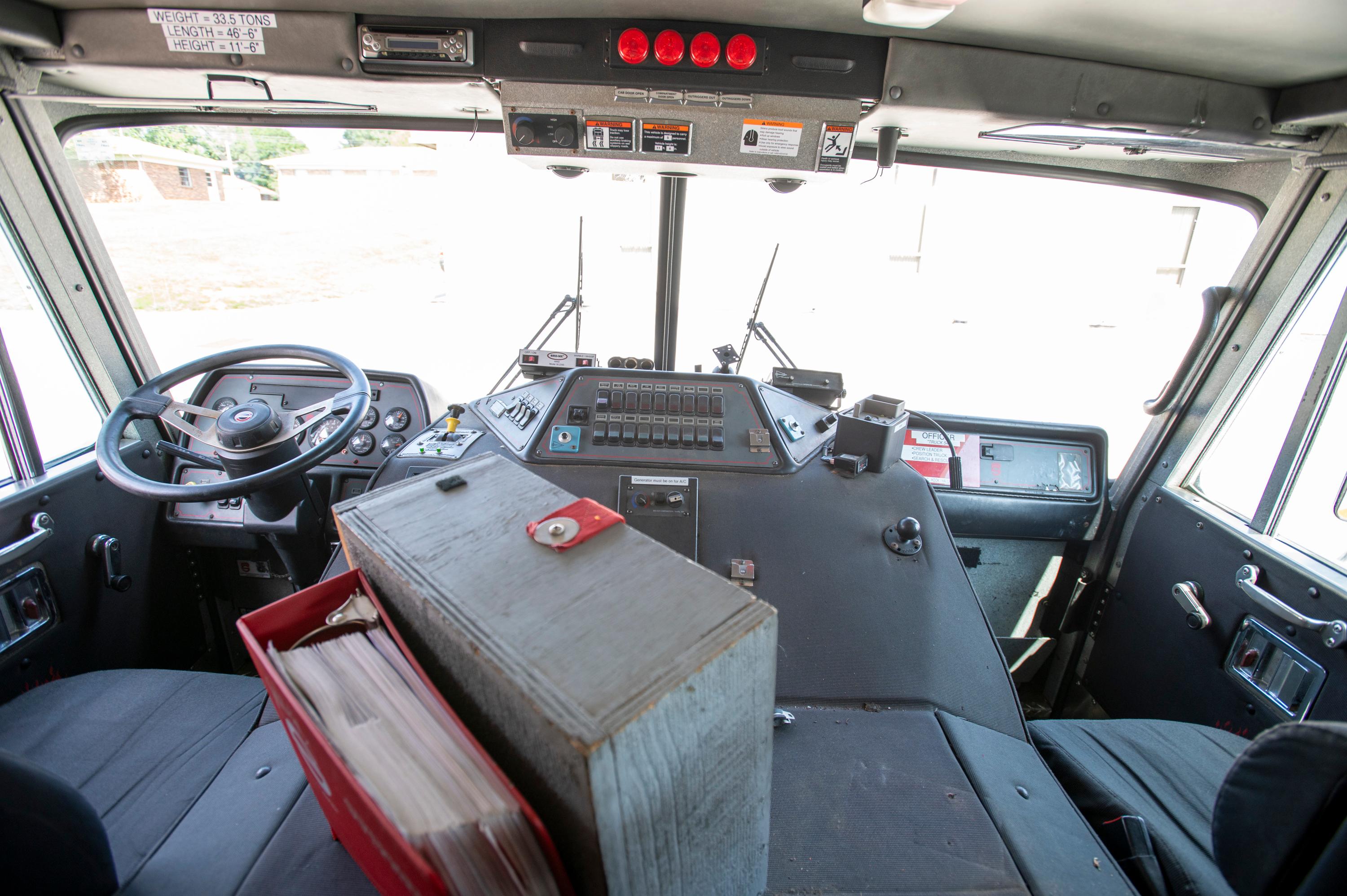 2005 Sutphen 100’ Mid-Mount Tower/Quint - image 42