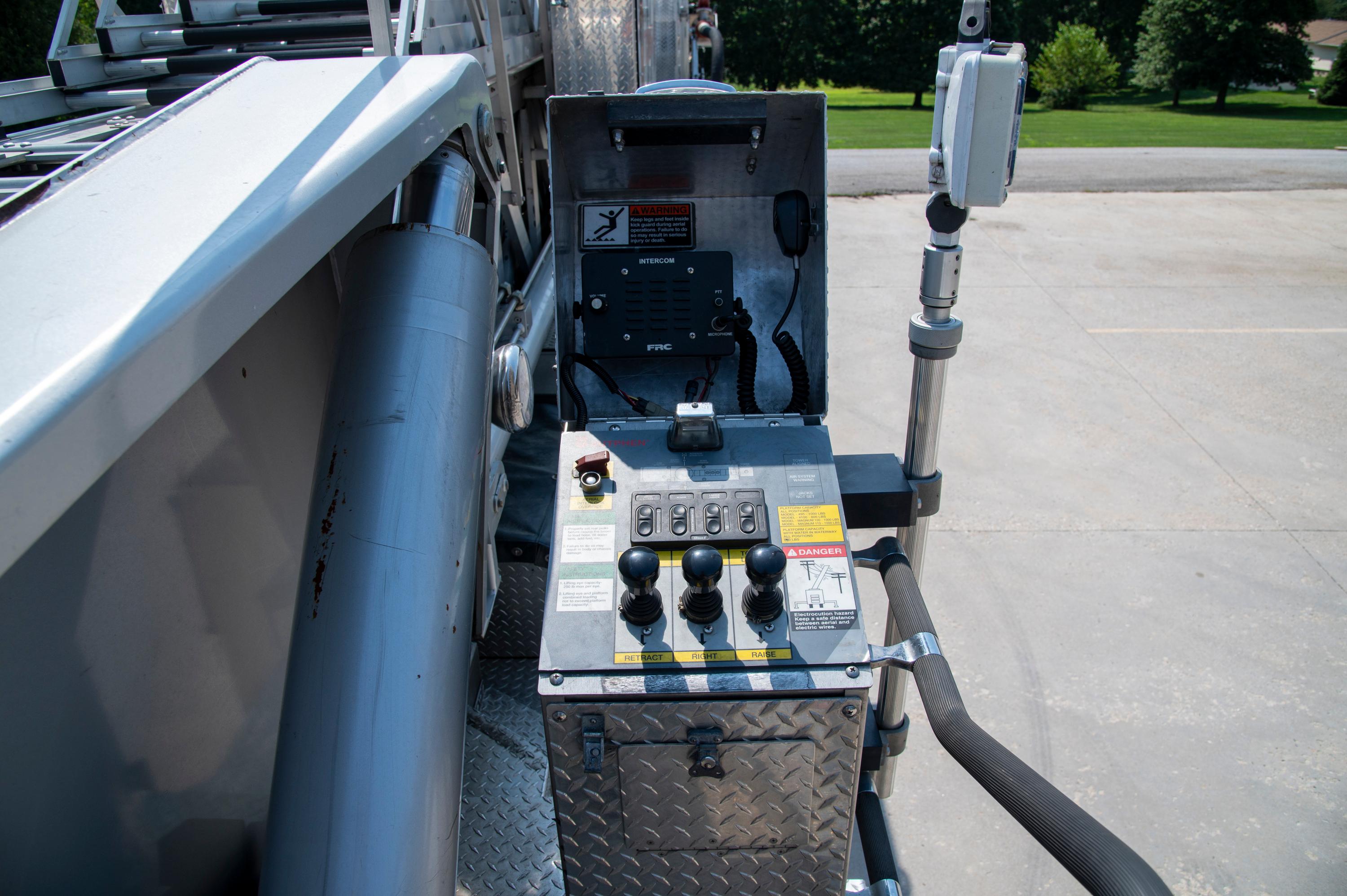 2005 Sutphen 100’ Mid-Mount Tower/Quint - image 56