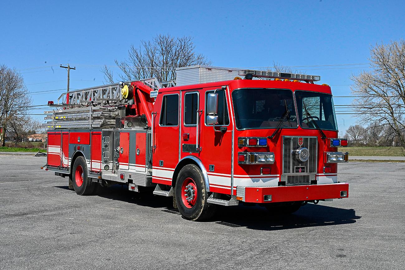 2008 Sutphen 75′ Midmount Aerial Quint 1750/500 - image 2