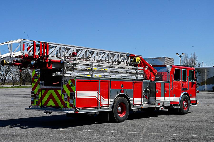 2008 Sutphen 75′ Midmount Aerial Quint 1750/500 - image 3