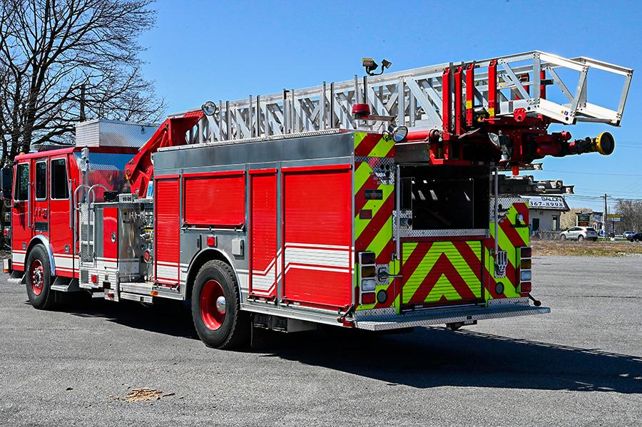 2008 Sutphen 75′ Midmount Aerial Quint 1750/500 - image 4