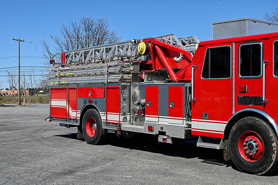 2008 Sutphen 75′ Midmount Aerial Quint 1750/500 - image 7