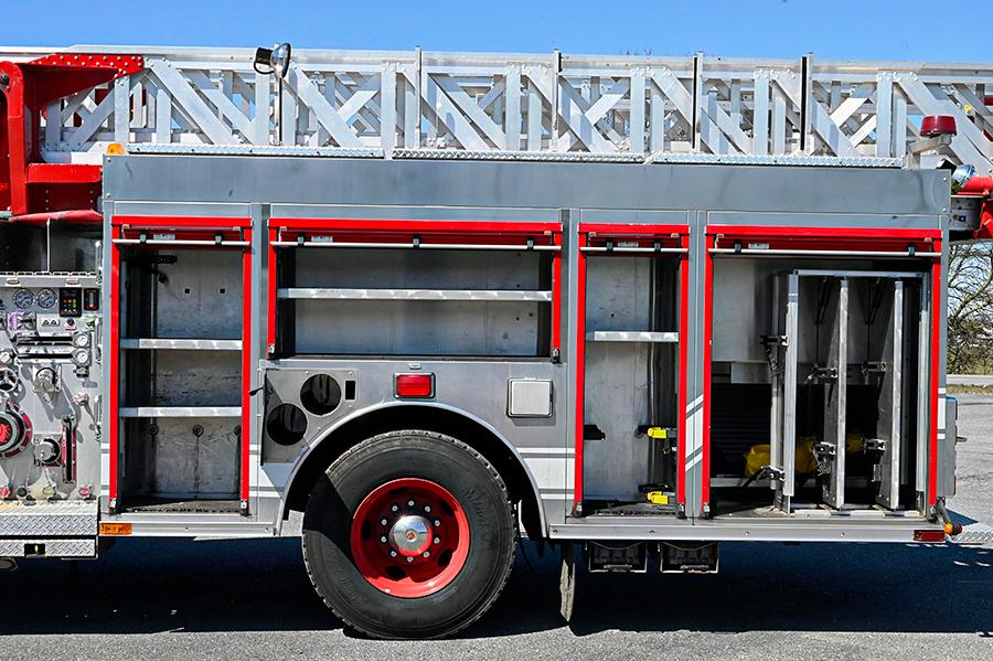 2008 Sutphen 75′ Midmount Aerial Quint 1750/500 - image 12