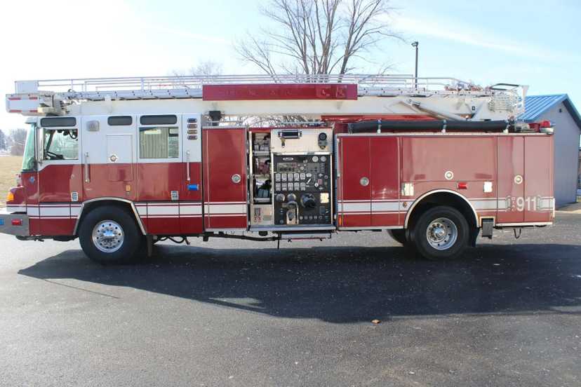 2004 Pierce Quantum 61' Quint — photo 2