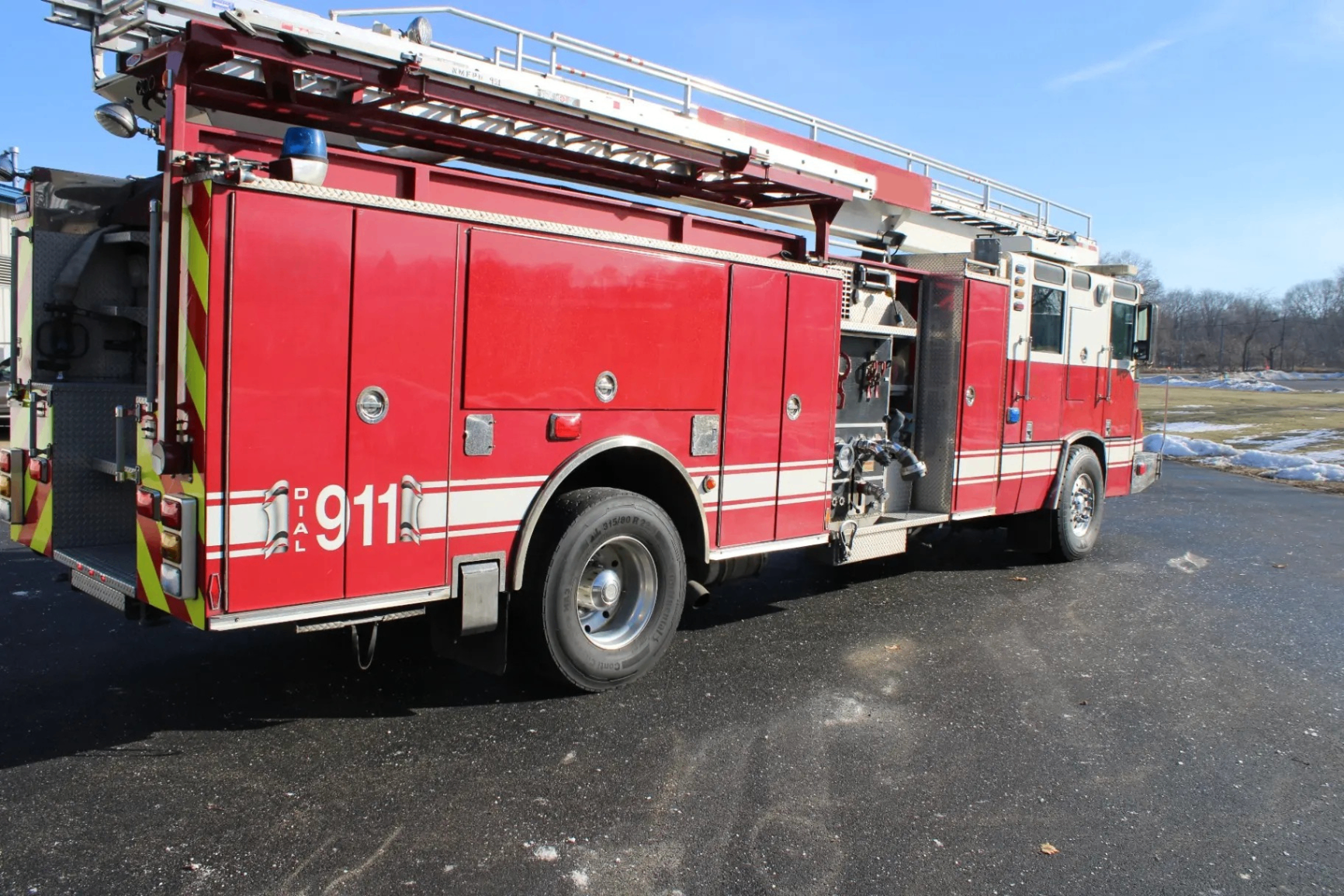 2004 Pierce Quantum 61' Quint - image 4