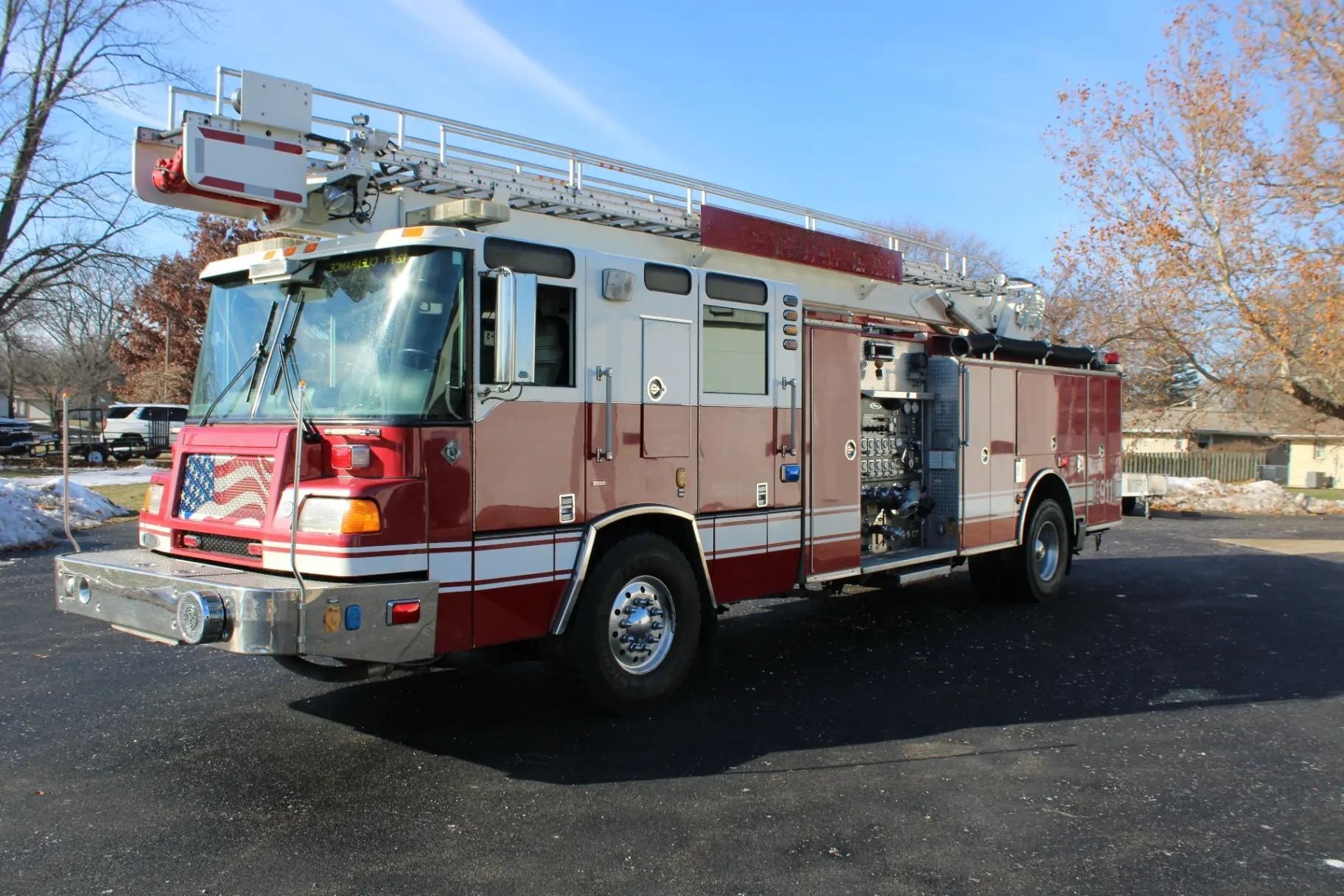 2004 Pierce Quantum 61' Quint - image 1