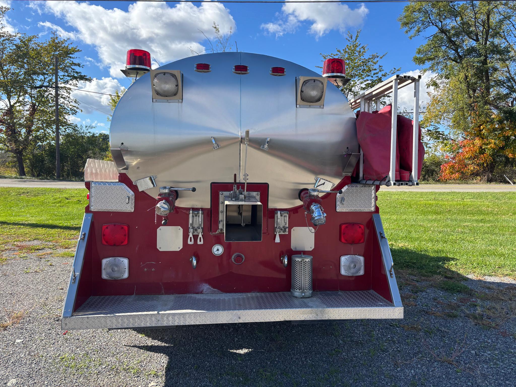 1989 4 Guys GMC Pumper Tanker - image 4