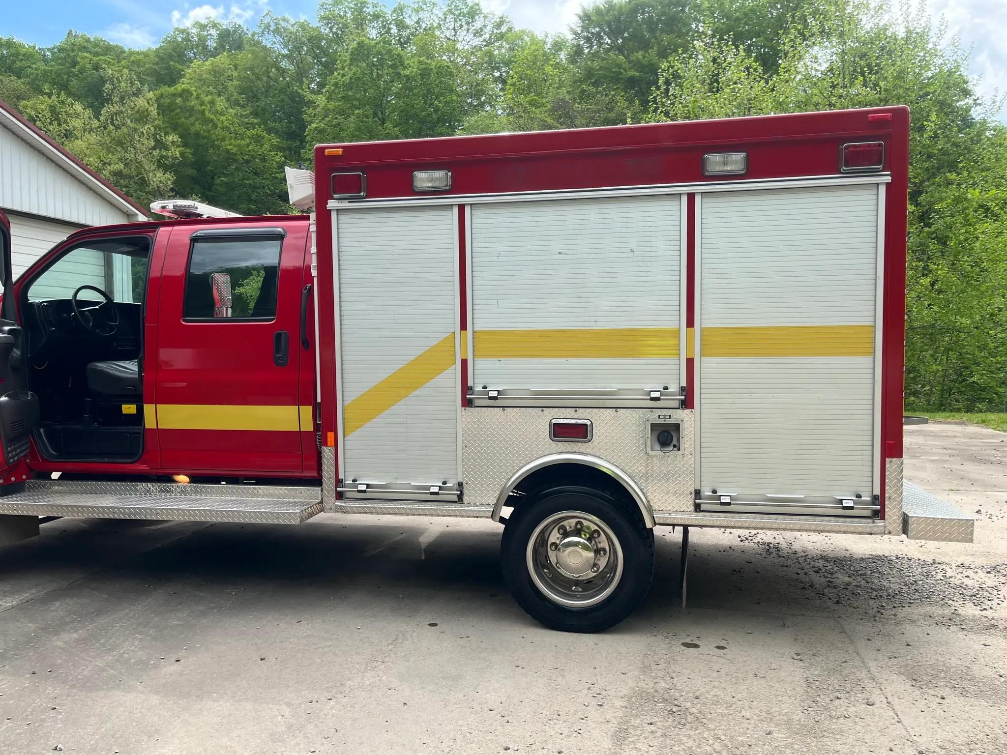 2005 GMC C4500 Rescue, 4x4 - image 2