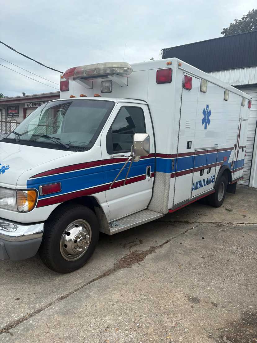 1999 Wheeled Coach Ford Type III Ambulance — photo 2