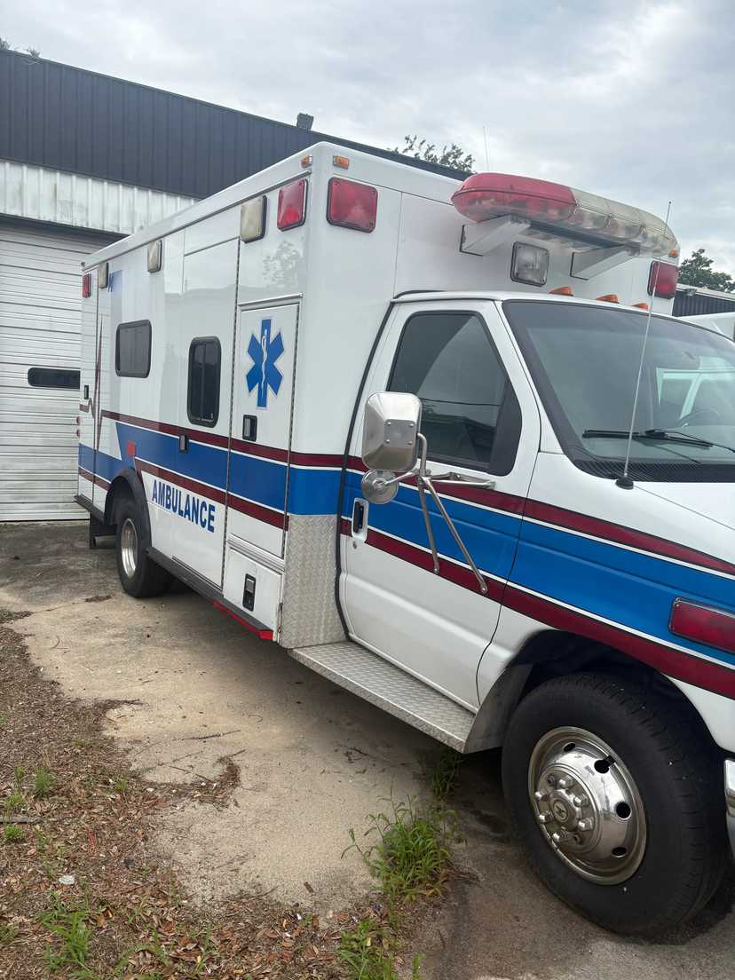 1999 Wheeled Coach Ford Type III Ambulance — photo 3