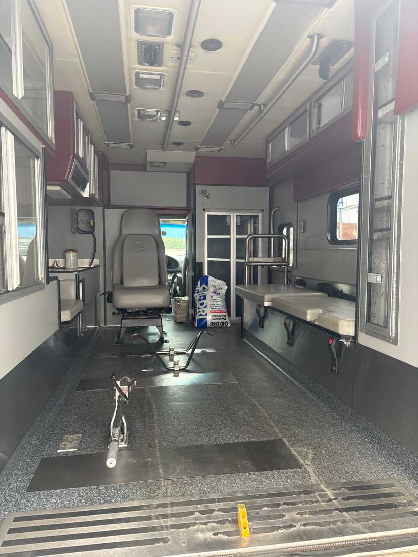 1999 Wheeled Coach Ford Type III Ambulance — photo 4