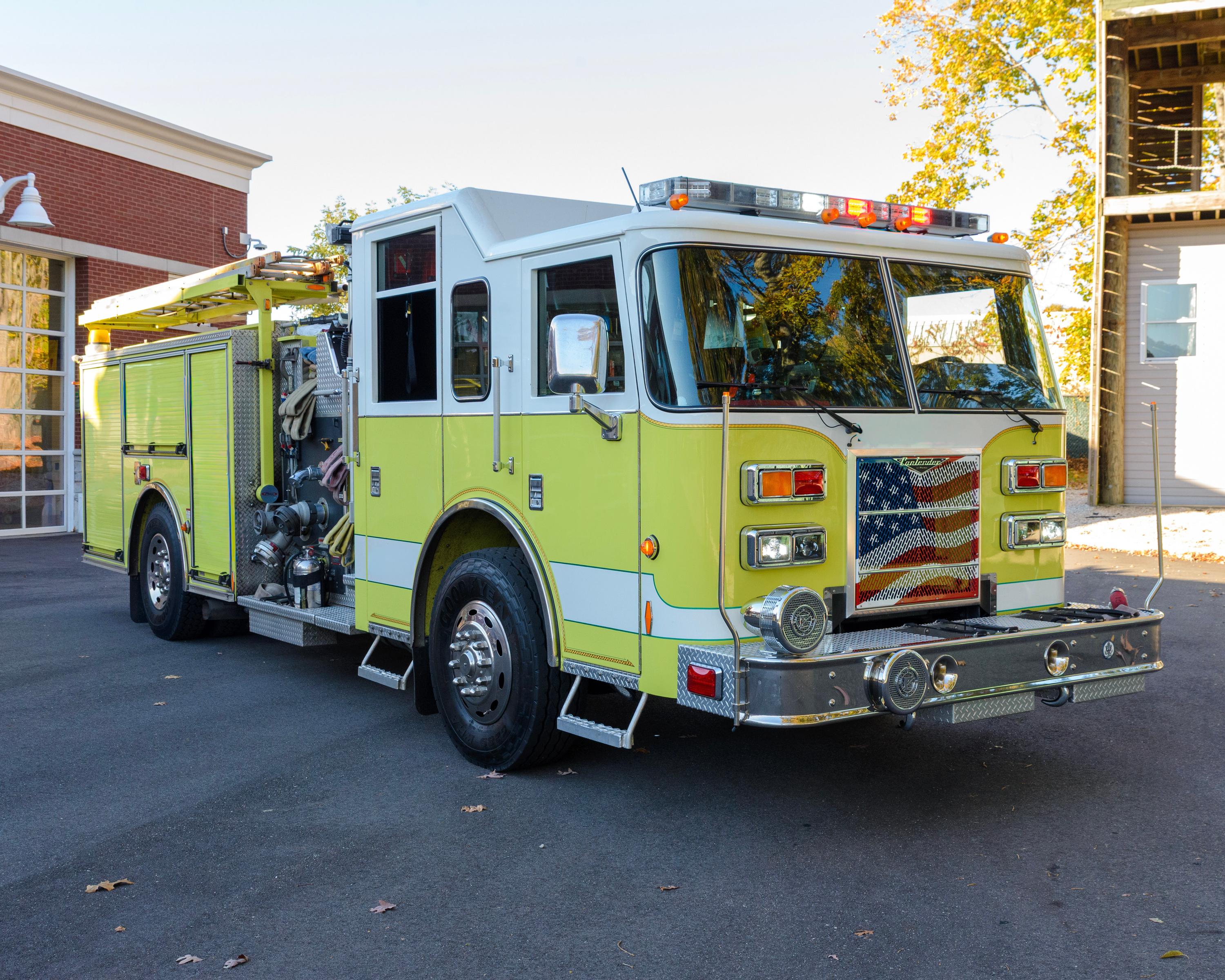 2010 Pierce Contender Pumper - image 2