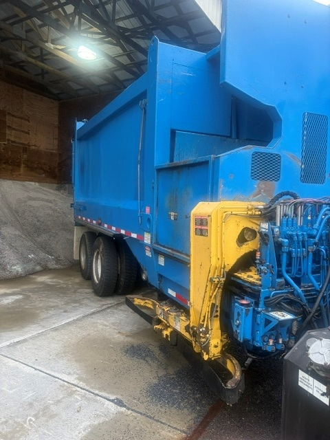 2010 Mack Heil Automated Side Loader - image 4