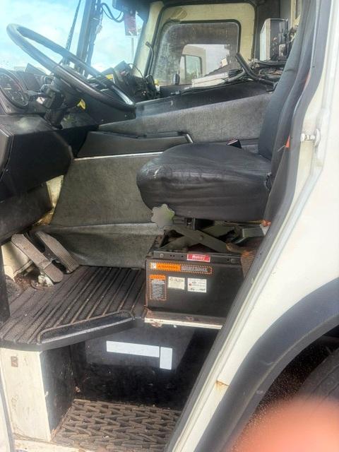 2010 Mack Heil Automated Side Loader - image 6