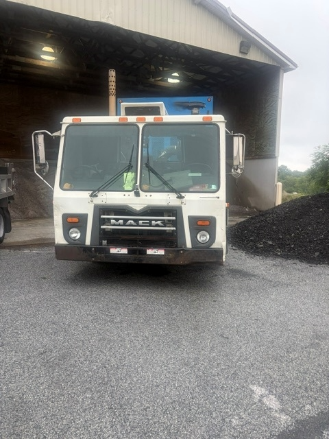 2010 Mack Heil Automated Side Loader - image 2