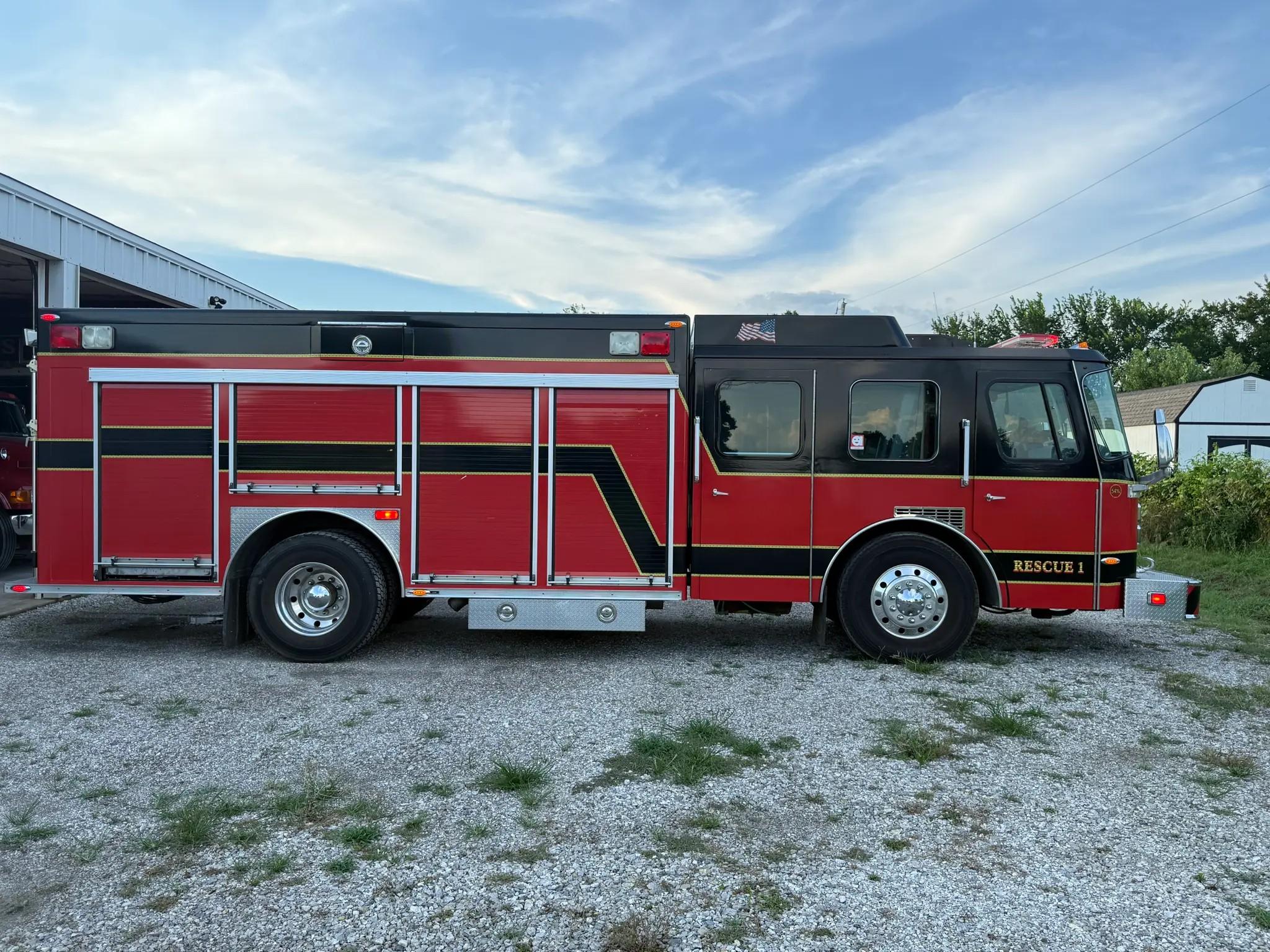 1991 E-One Heavy Rescue Pumper (300/300) - image 2