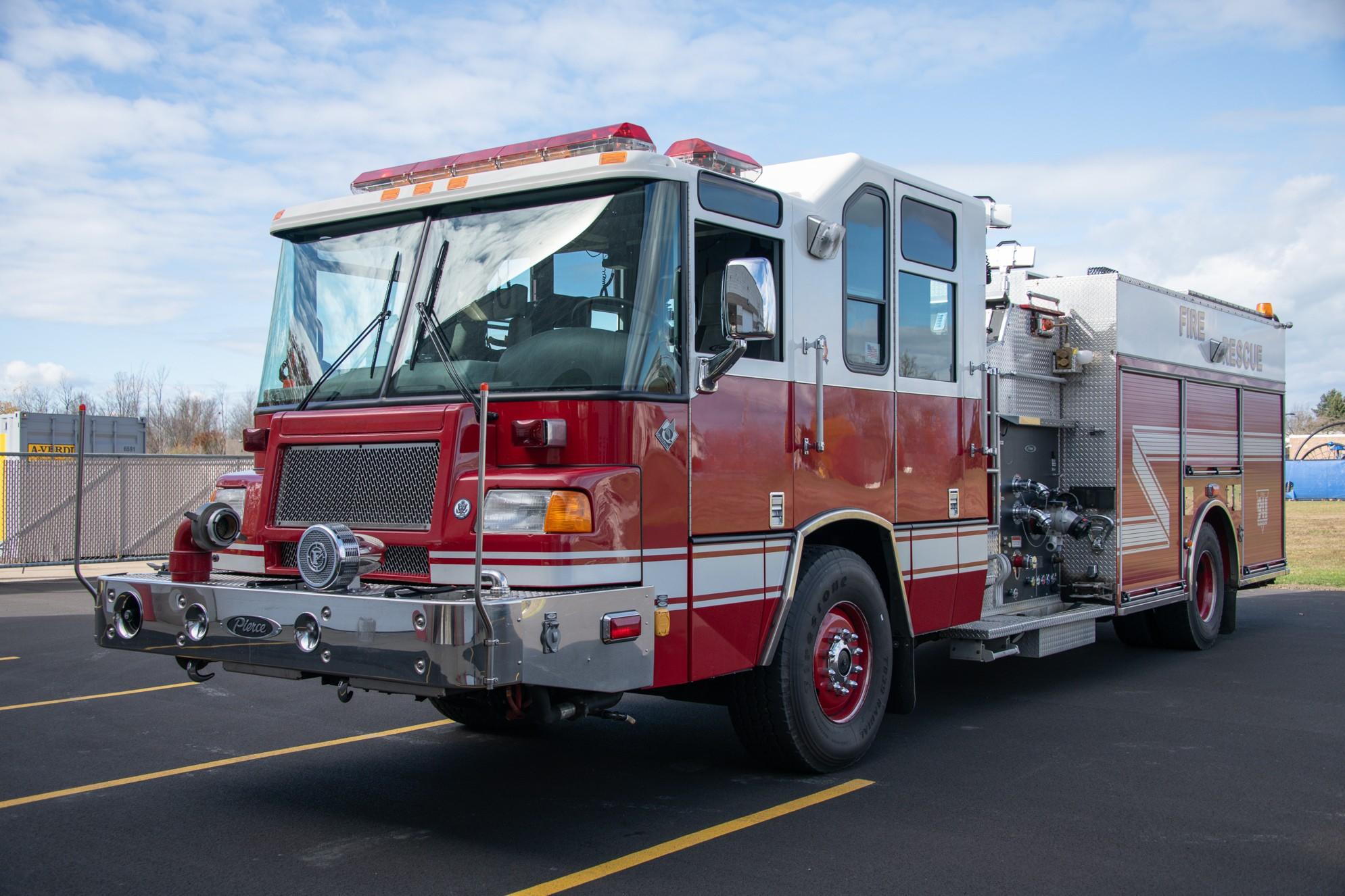 2001 Pierce Quantum Pumper - image 1