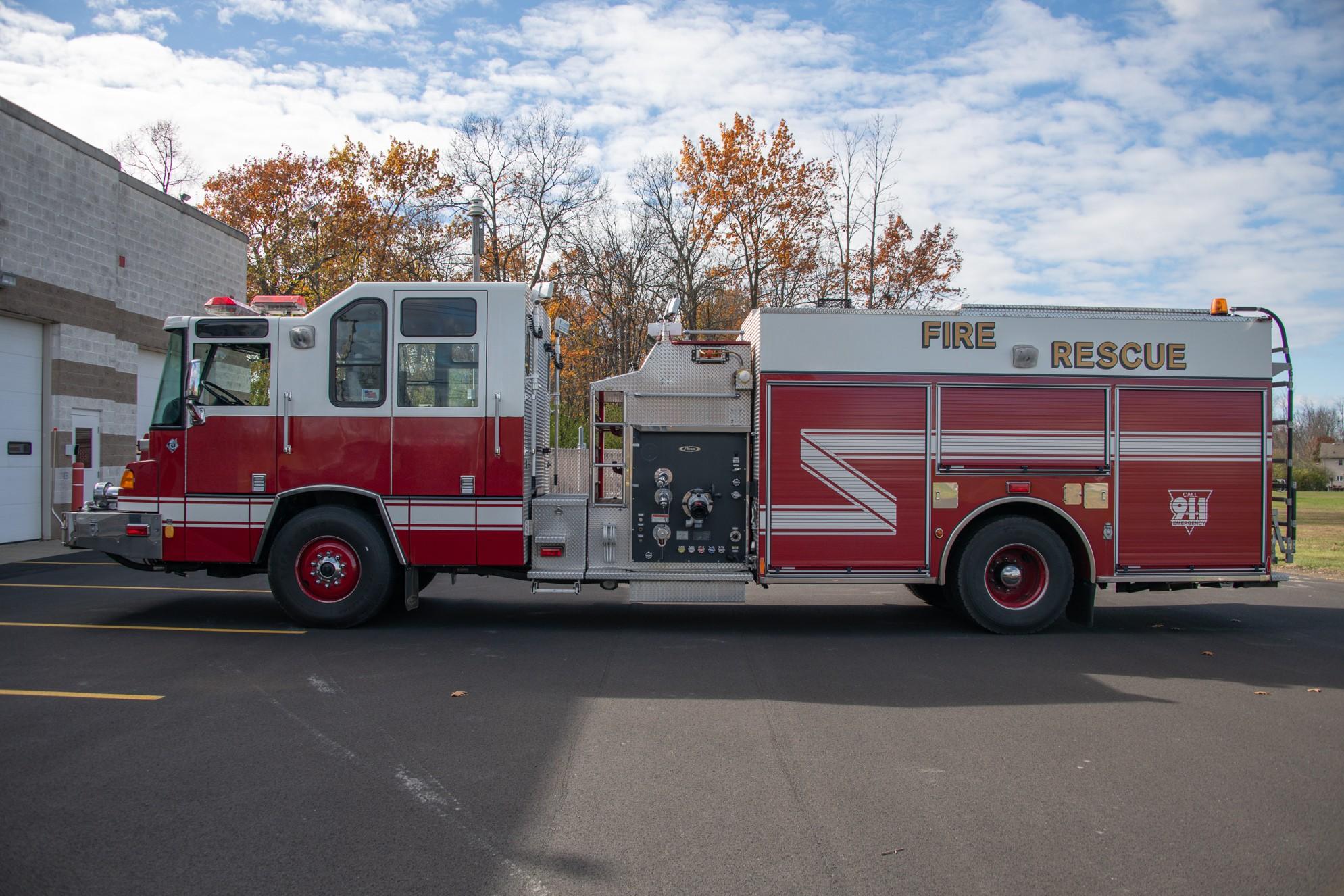 2001 Pierce Quantum Pumper - image 3