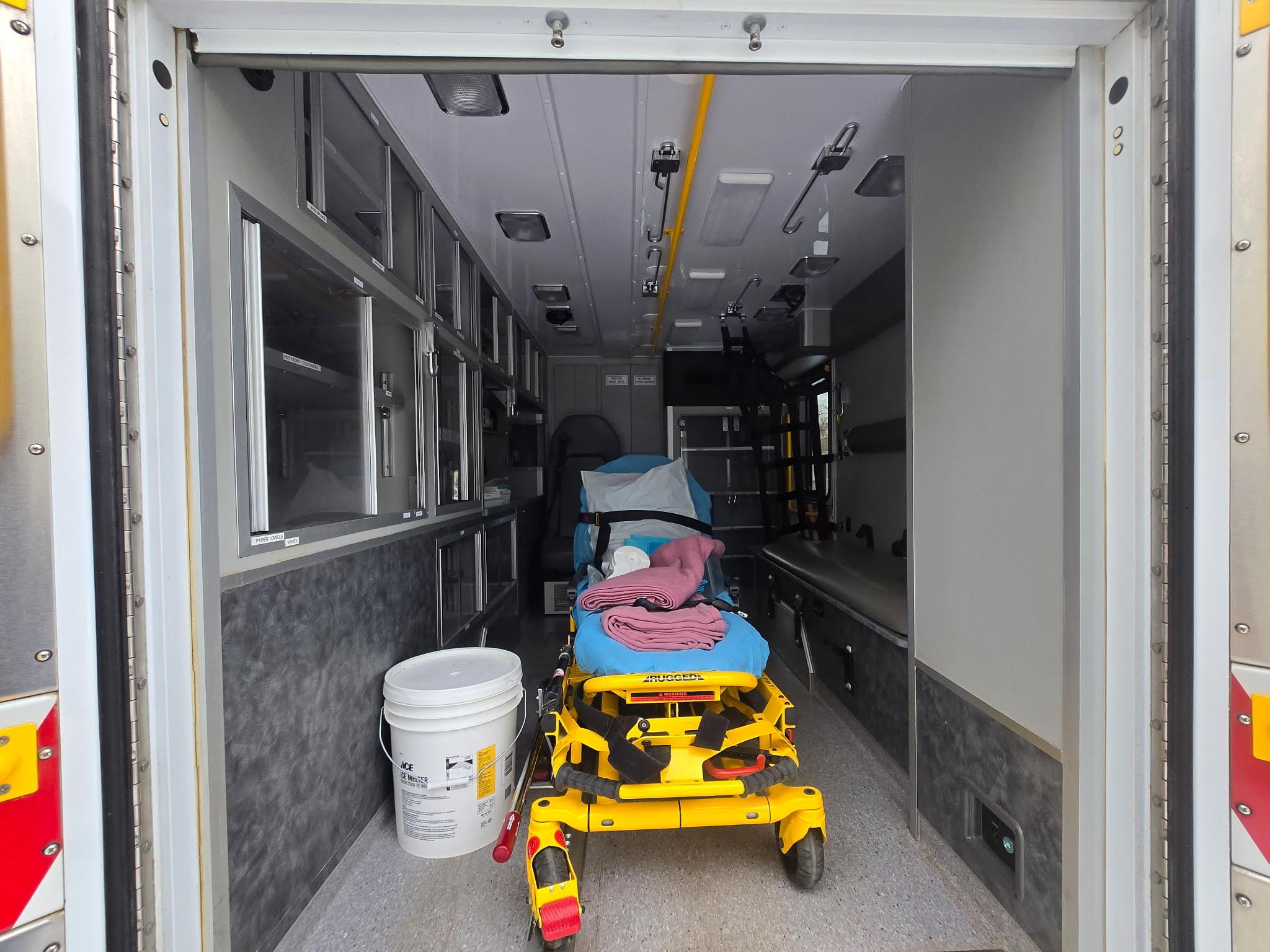 2015 Chevy 4x4 6.6L Wheeled Coach Type III - image 5