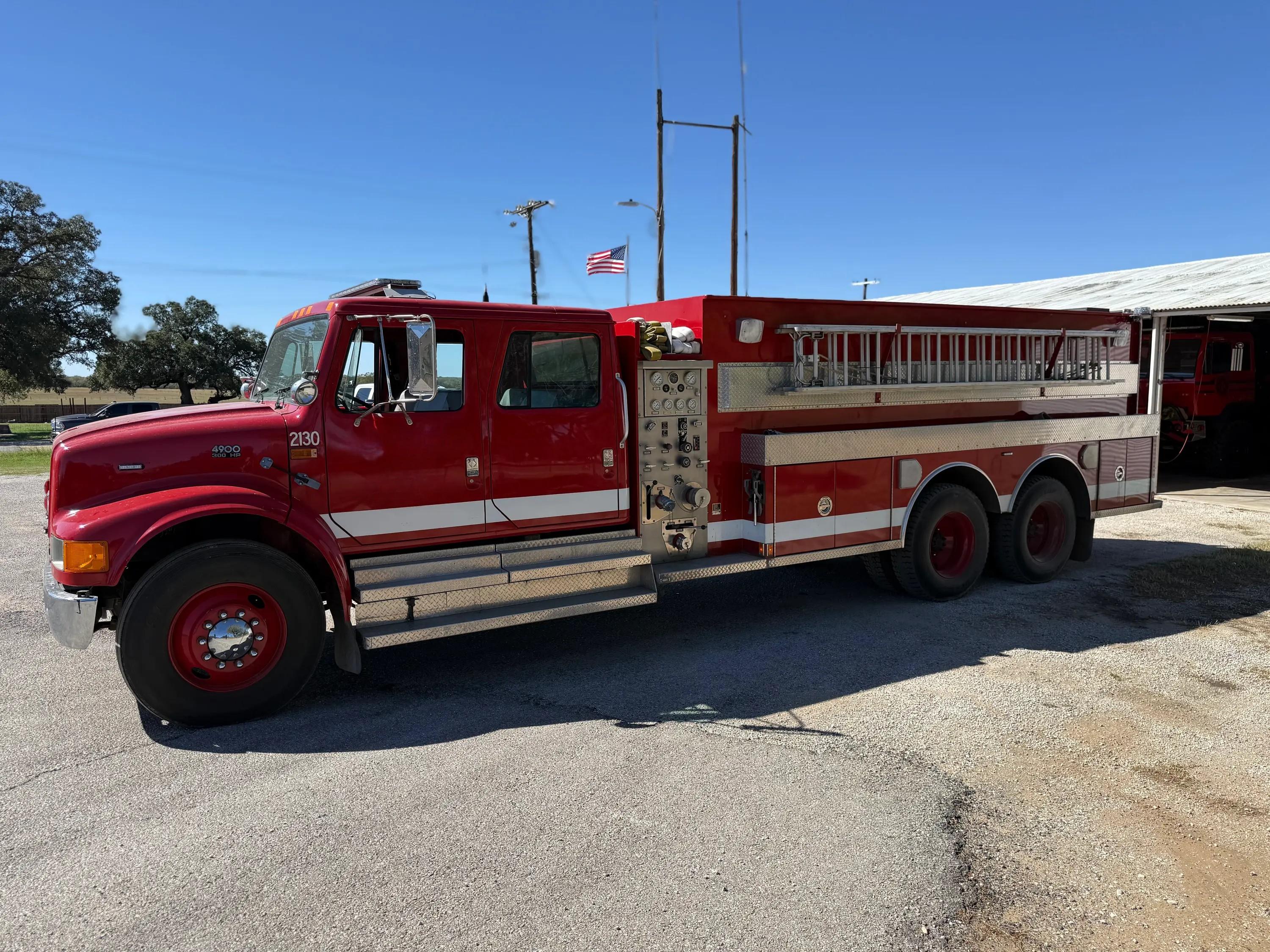 1996 International 4900 Tanker - image 2