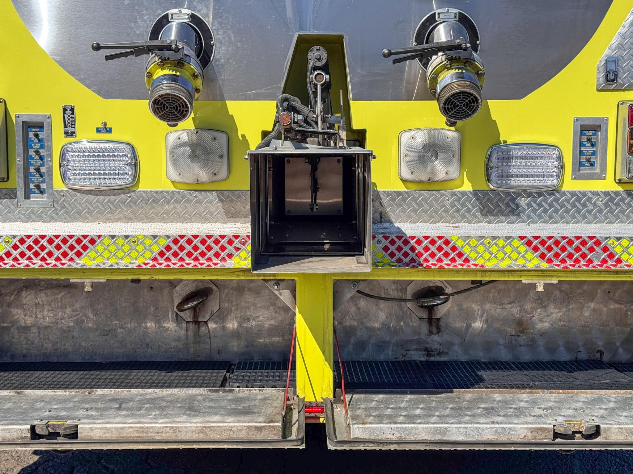 2000 Kenworth 3500 Gallon Tanker  - image 4