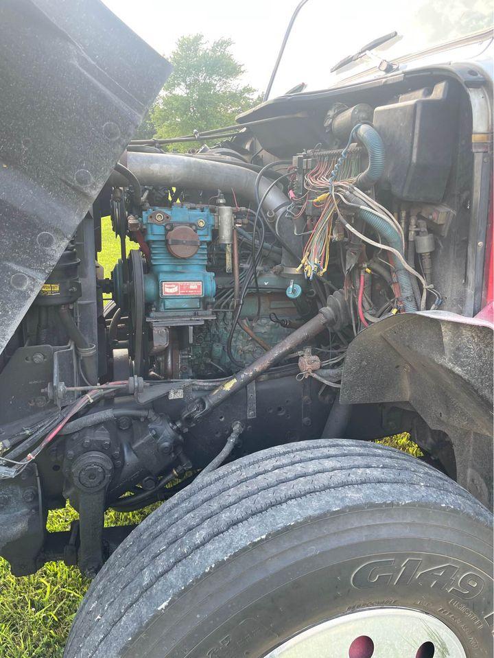 1992 International 4900 Pumper - image 2