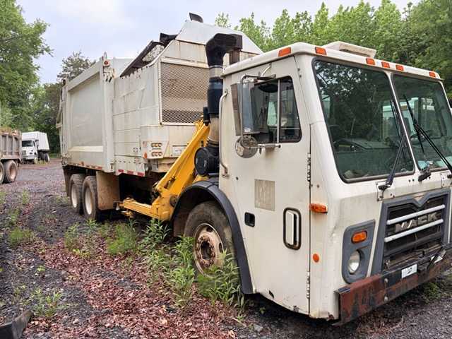 2011 Mack Heil Side Loader — photo 7