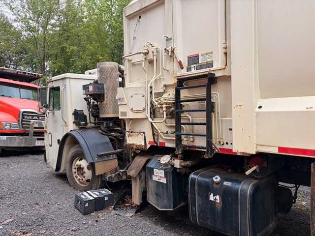 2011 Mack Heil Side Loader — photo 6