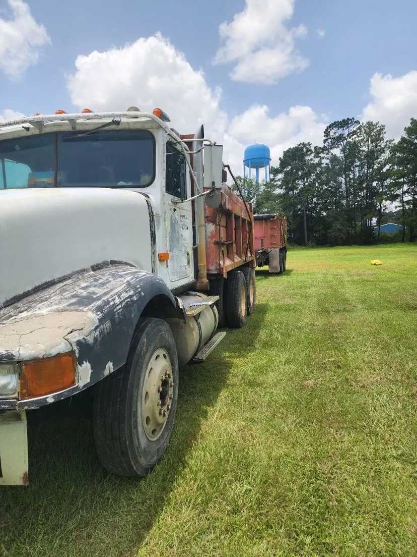 1992 International 9400 Dump Truck (Rebuilt Cummins Engine) — photo 3