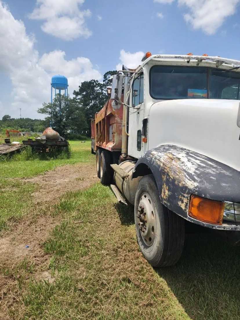 1992 International 9400 Dump Truck (Rebuilt Cummins Engine) — photo 2