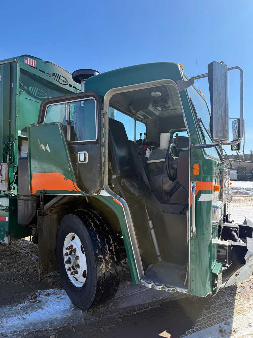 2008 Peterbilt Labrie Side Loader — photo 2