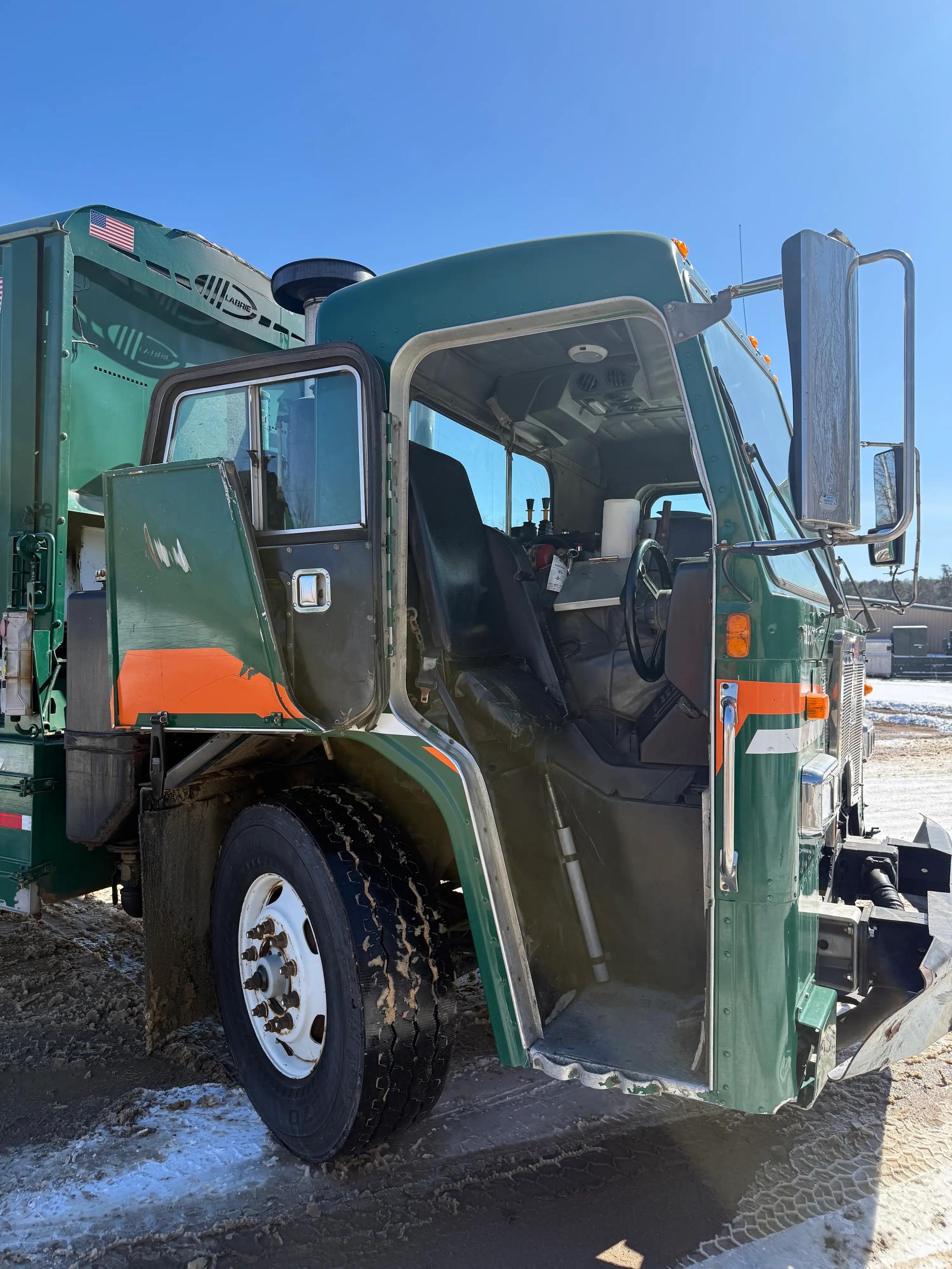 2008 Peterbilt Labrie Side Loader - image 2