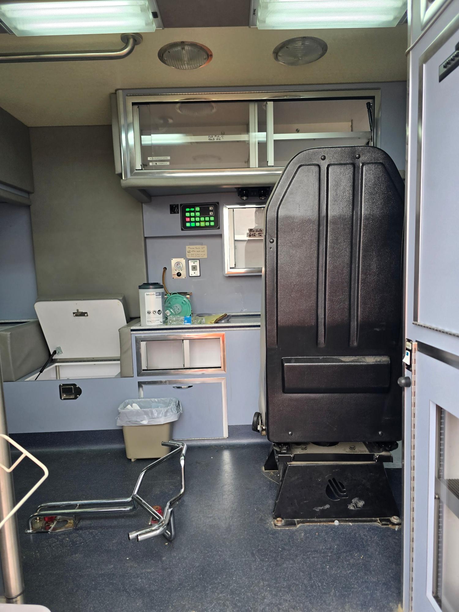 2008 LifeLine Chevrolet Type III Ambulance - image 10