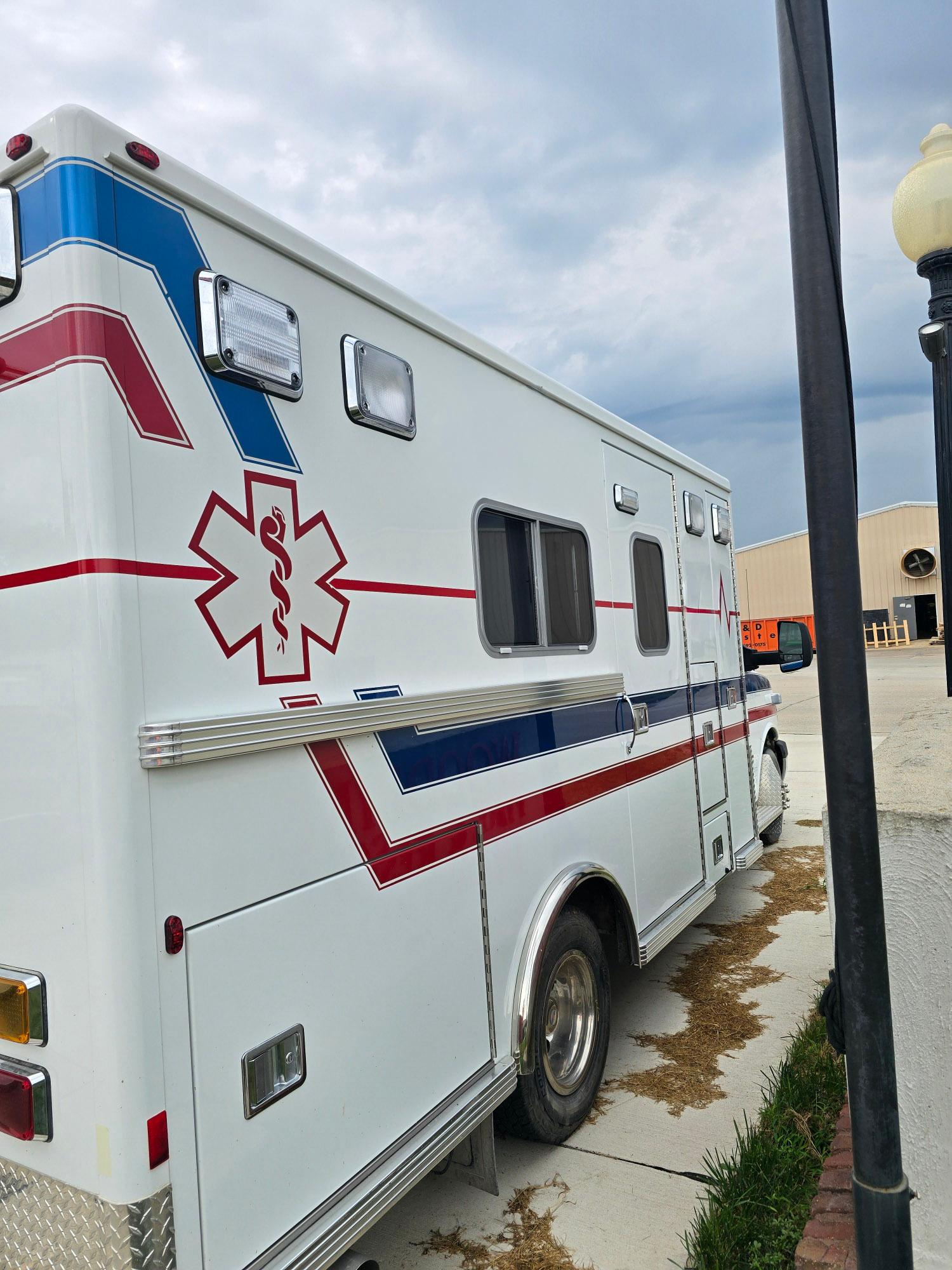 2008 LifeLine Chevrolet Type III Ambulance - image 4
